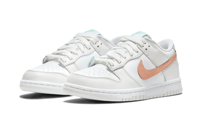 Kup oryginalne Dunk Low White Bone Peach Aqua CW1590-101 - widok z drugiego boku - Sneakersy