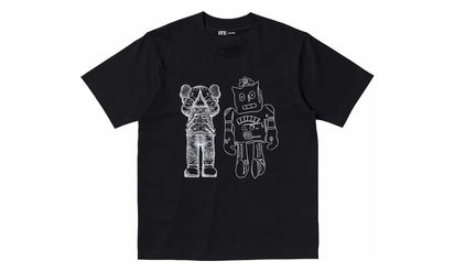 KAWS x Uniqlo Warhol UT Graphic 476351 T-shirt Black - widok główny z boku - Kolekcjonerska figurka