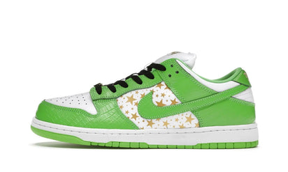 Yeezy Nike SB Dunk Low Supreme Stars Mean Green (2021) biały-zielony - widok główny z boku | Saturaise.com