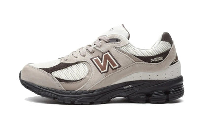 New Balance New Balance 2002R Driftwood Rich Earth szary-brązowy - widok główny z boku | Saturaise.com