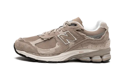New Balance 2002R Protection Pack Beige beżowy - widok główny z boku | Saturaise.com