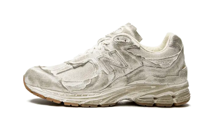 New Balance 2002R Protection Pack Distressed biały - widok główny z boku | Saturaise.com