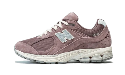 New Balance 2002R Suede Pack Black Fig czarny-biały - widok główny z boku | Saturaise.com