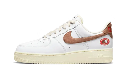 Nike Air Force 1 Low ‘07 LX Coconut biały-brązowy - widok główny z boku | Saturaise.com