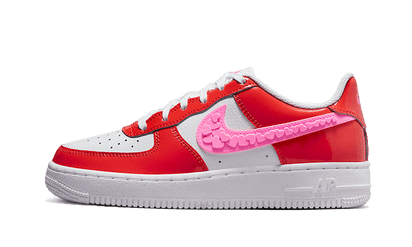 Nike Air Force 1 Low Valentine's Day (2023) biały-czerwony - widok główny z boku | Saturaise.com