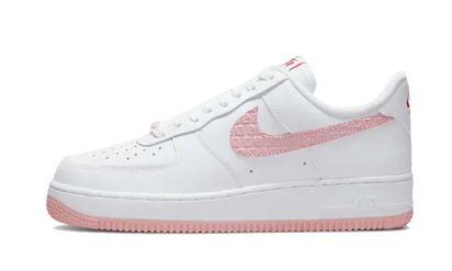 Nike Air Force 1 Low VD Valentines Day (2022) biały-czerwony - widok główny z boku | Saturaise.com