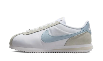 Nike Nike Cortez Textile White Light Orewood Brown Summit White Light Armory Blue biały-niebieski - widok główny z boku | Sat