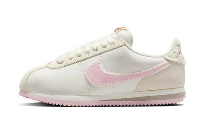 Nike Nike Cortez Valentine's Day (2025) czerwono-czarny - widok główny z boku | Saturaise.com