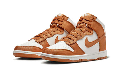 Kup oryginalne Dunk High Satin Curry - widok z drugiego boku - Sneakersy