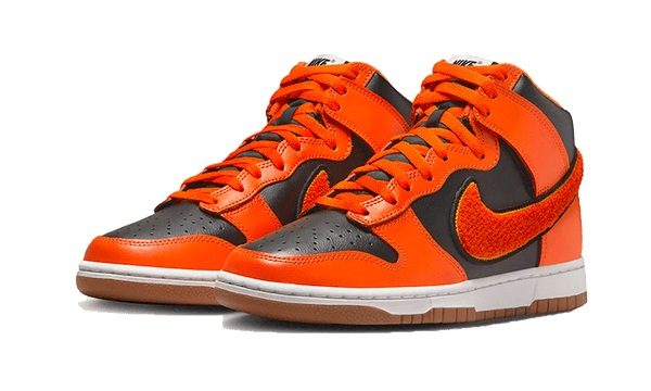 Dunk High University Chenille Swoosh Safty Orange - Kup oryginalne Dunk High University Chenille Swoosh Safty Orange - widok z drugiego boku - Sneakersy