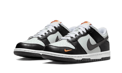 Kup oryginalne Dunk Low Black Grey Orange FN7784-001 - widok z drugiego boku - Sneakersy