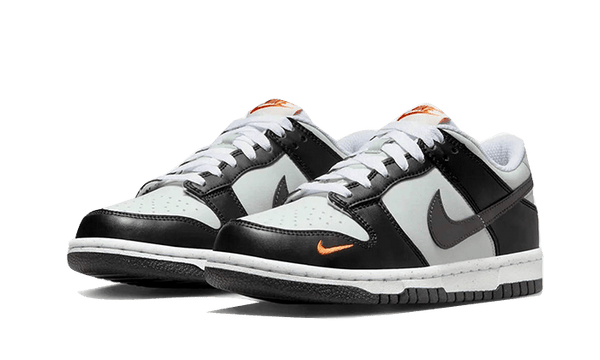 Dunk Low Black Grey Orange - Kup oryginalne Dunk Low Black Grey Orange FN7784-001 - widok z drugiego boku - Sneakersy