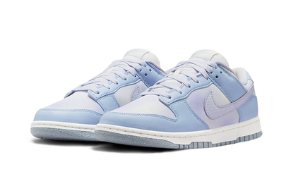 Kup oryginalne Dunk Low White Blue Airbrush FN0323-400 - widok z drugiego boku - Sneakersy