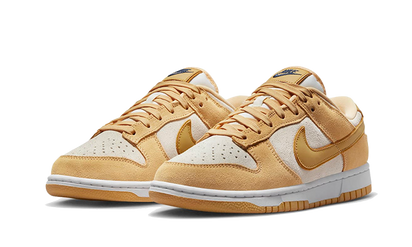 Kup oryginalne Dunk Low Celestial Gold Suede DV7411-200 - widok z drugiego boku - Sneakersy