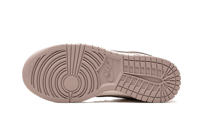 100% Oryginalne Nike Dunk Low Diffused Taupe - widok z tyłu - 900.00 PLN