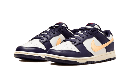Kup oryginalne Dunk Low "From Nike To You" Navy Vanilla FV8106-181 - widok z drugiego boku - Sneakersy