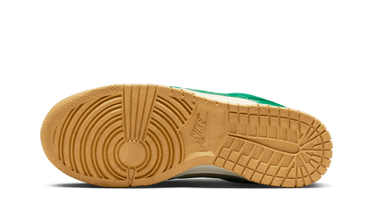 Buty Nike Dunk Low Malachite University Gold - widok z przodu - Rozmiary EU