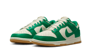Kup oryginalne Dunk Low Malachite University Gold FB7173-131 - widok z drugiego boku - Sneakersy