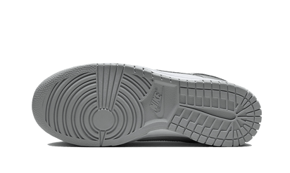 Buty Nike Dunk Low Metallic Silver - widok z przodu - Rozmiary EU