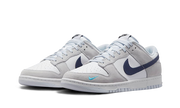 Kup oryginalne Dunk Low Mini Swoosh Midnight Navy FJ4227-001 - widok z drugiego boku - Sneakersy