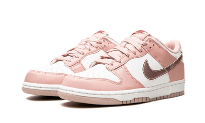 Kup oryginalne Dunk Low Pink Velvet DO6485-600 - widok z drugiego boku - Sneakersy