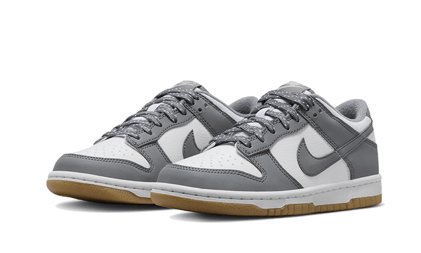 Dunk Low Reflective Grey - Kup oryginalne Dunk Low Reflective Grey FV0374-100 - widok z drugiego boku - Sneakersy
