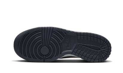 Buty Nike Dunk Low SE Copper Swoosh - widok z przodu - Rozmiary EU