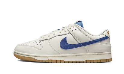 Nike Dunk Low SE Sail Dark Marina Blue biały-niebieski - widok główny z boku | Saturaise.com