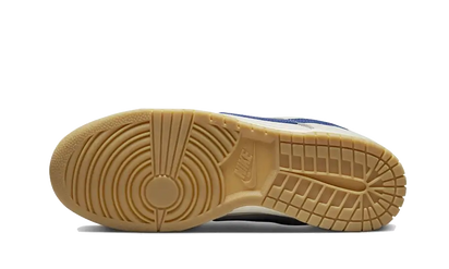 Buty Nike Dunk Low SE Sail Dark Marina Blue - widok z przodu - Rozmiary EU