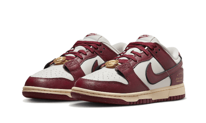 Kup oryginalne Dunk Low SE Sail Team Red DV1160-101 - widok z drugiego boku - Sneakersy