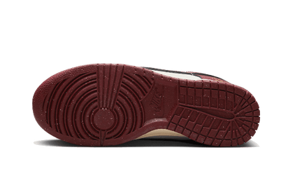 Buty Nike Dunk Low SE Sail Team Red - widok z przodu - Rozmiary EU