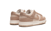 Buty Nike Dunk Low SE Sanddrift - widok z przodu - Rozmiary EU