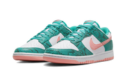 Kup oryginalne Dunk Low Snakeskin Washed Teal Bleached Coral DR8577-300 - widok z drugiego boku - Sneakersy