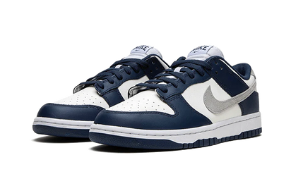 Kup oryginalne Dunk Low Summit White Midnight Navy FD9749-400 - widok z drugiego boku - Sneakersy