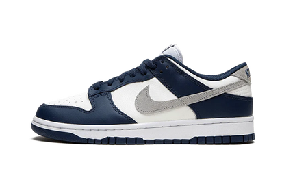 Nike Dunk Low Summit White Midnight Navy biały-granatowy - widok główny z boku | Saturaise.com