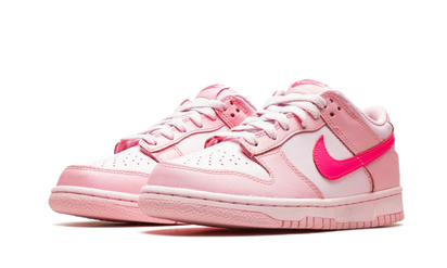 Kup oryginalne Dunk Low Triple Pink (Barbie) DH9765-600 - widok z drugiego boku - Sneakersy