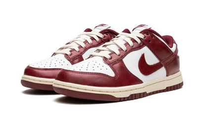 Kup oryginalne Dunk Low PRM Team Red FJ4555-100 - widok z drugiego boku - Sneakersy