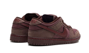 Buty Yeezy Nike SB Dunk Low City Of Love Burgundy Crush - widok z przodu - Rozmiary EU