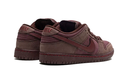 Buty Yeezy Nike SB Dunk Low City Of Love Burgundy Crush - widok z przodu - Rozmiary EU