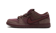 Yeezy Nike SB Dunk Low City Of Love Burgundy Crush czerwony-burgundowy - widok główny z boku | Saturaise.com