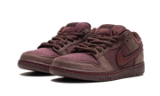 Kup oryginalne Nike SB Dunk Low City Of Love Burgundy Crush FN0619-600 - widok z drugiego boku - Sneakersy