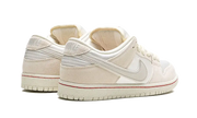 Buty Yeezy Nike SB Dunk Low City Of Love Light Bone - widok z przodu - Rozmiary EU