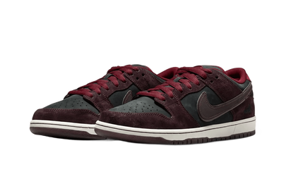 Kup oryginalne Riot Skateshop x Nike SB Dunk Low "Mahogany" FZ1289-200 - widok z drugiego boku - Sneakersy