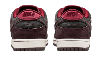 100% Oryginalne Riot Skateshop x Nike SB Dunk Low "Mahogany" - widok z tyłu - 720.00 PLN