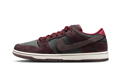 Yeezy Riot Skateshop x Nike SB Dunk Low "Mahogany" biały-czerwony - widok główny z boku | Saturaise.com