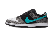 Yeezy SB Dunk Low Atmos Elephant czarny-biały - widok główny z boku | Saturaise.com