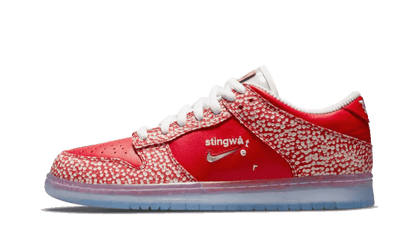 Yeezy SB Dunk Low Stingwater Magic Mushroom biały-czerwony - widok główny z boku | Saturaise.com