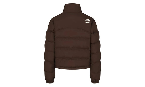 SKIMS x TNF 2000 Retro Nuptse Jacket Coca - SKIMS x TNF 2000 Retro Nuptse Jacket Coca - widok z drugiego boku - Premium Quality