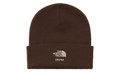 The North Face SKIMS x TNF Logo Beanie Coca - widok główny z boku - Akcesoria