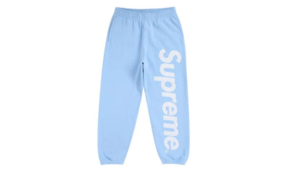Supreme Supreme Satin Applique Sweatpant FW24 Light Blue niebieski - widok główny z boku | Saturaise.com